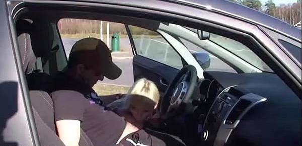 Sklavin saugt im Auto auf einem Autobahnparkplatz einem völlig fremden Kerl den Schwanz in geilen sexy Klamotten